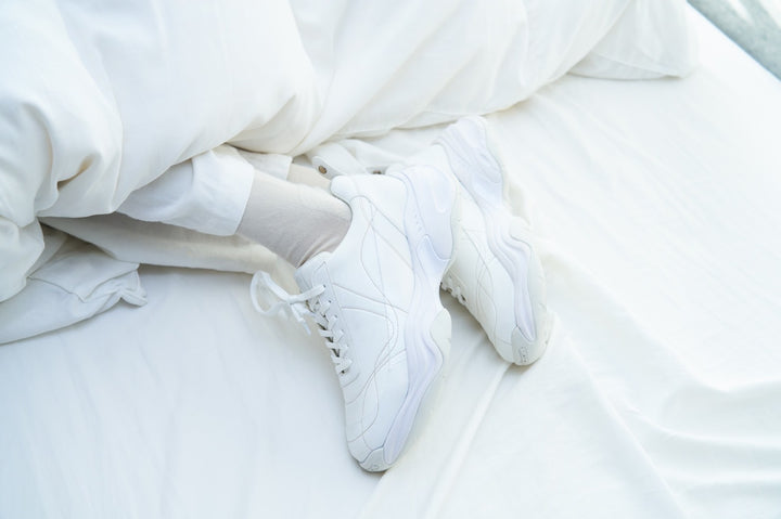 フットウェアブランドOAO(オーエーオー)のスニーカーSUNLIGHT White (サンライト)の着用画像。公式オンラインストア。通販。